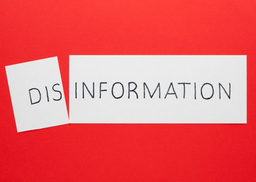 Dezinformacja jednym z największych zagrożeń dla demokracji w UE