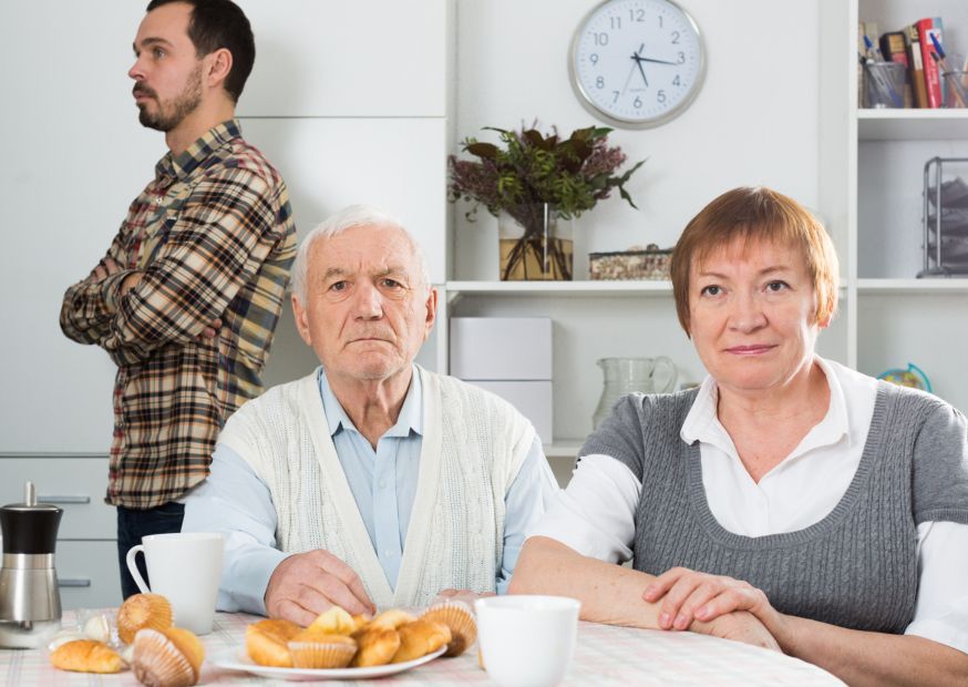 Gniazdownictwo rośnie - coraz więcej dorosłych Polaków mieszka z rodzicami