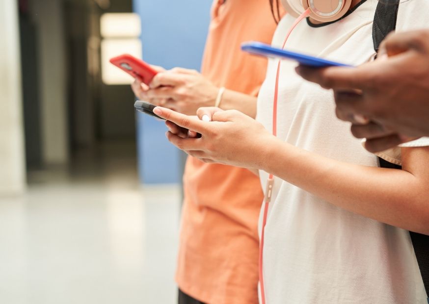 To już oficjalne. Od września bez smartfonów w szkołach podstawowych