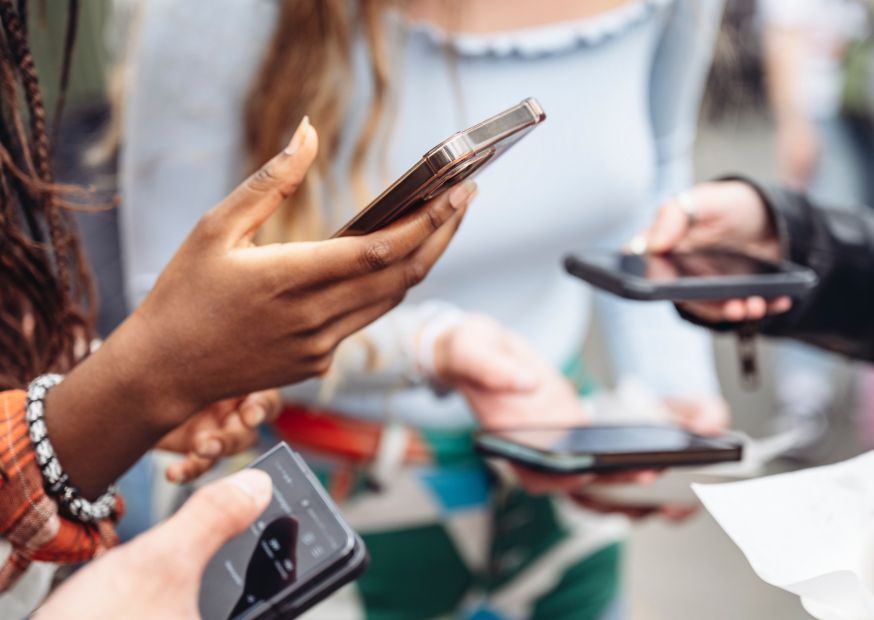 Biegłość w scrollowaniu to nie kompetencje – mit młodych użytkowników